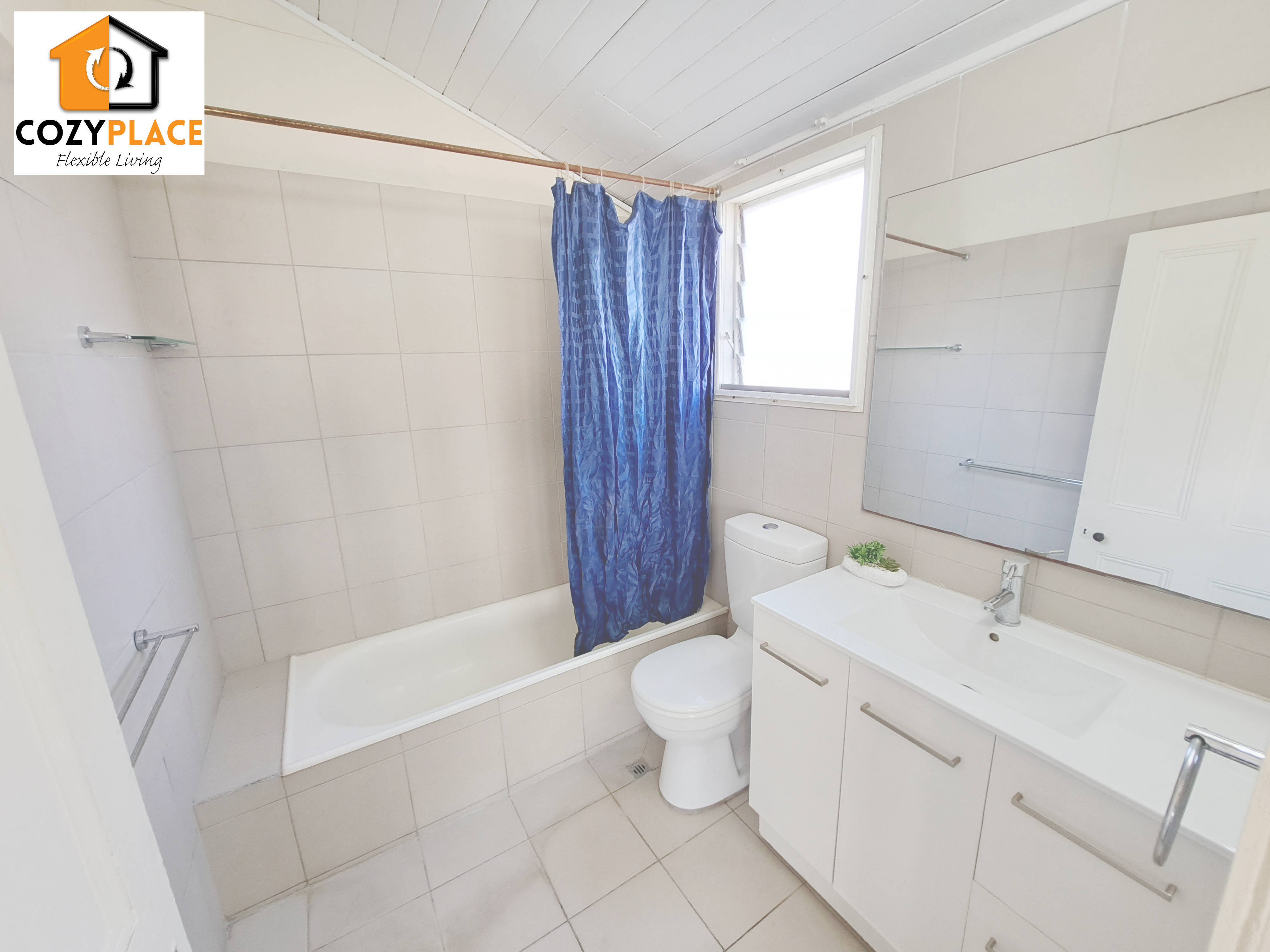 Spacious room in Kelvin Grove – Upper floor