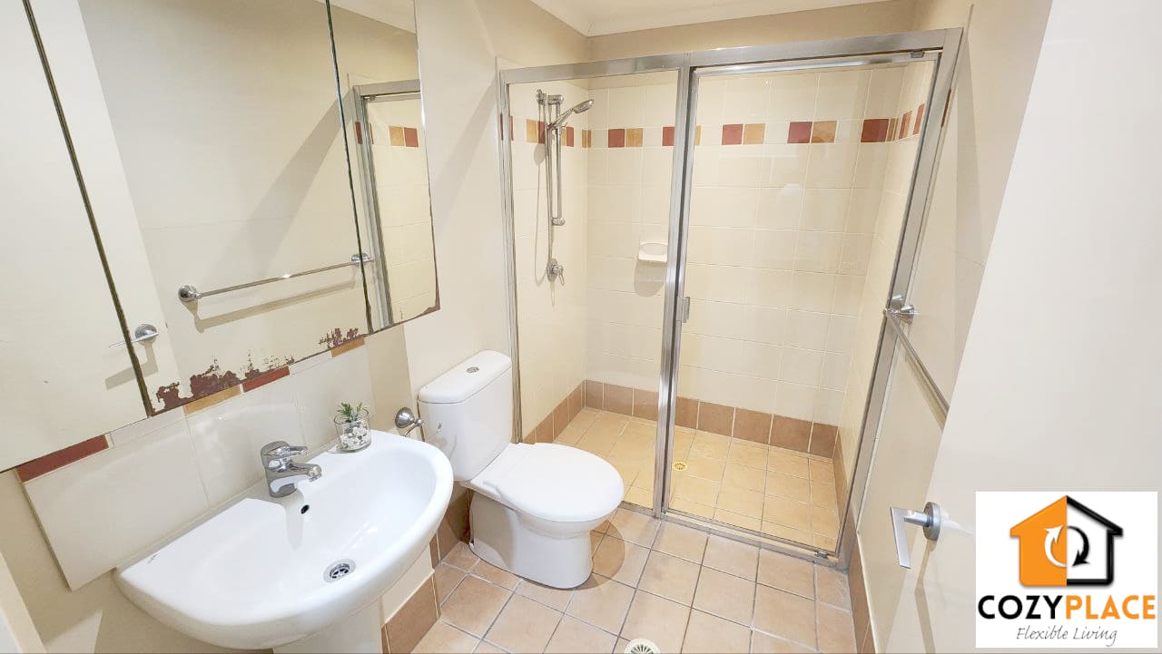 Airy private room with own bathroom for 2 people in Spring Hill