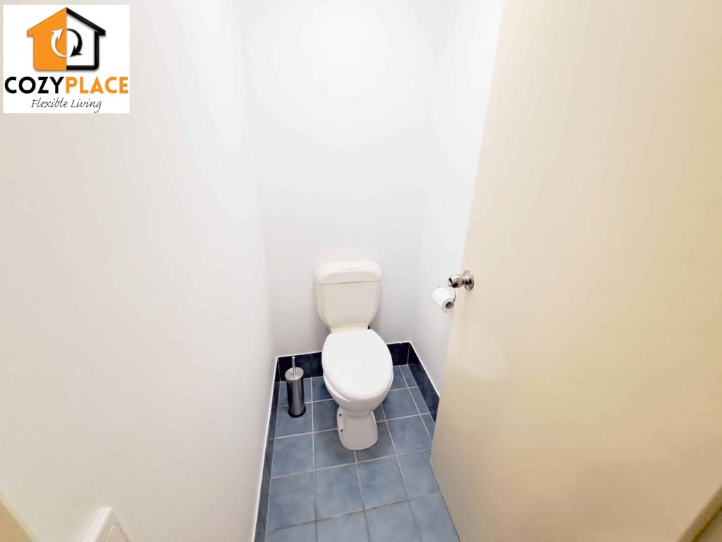 inner-city-single-room-close-to-the-river-toilet