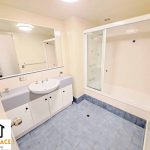 inner-city-single-room-close-to-the-river-large-bathroom