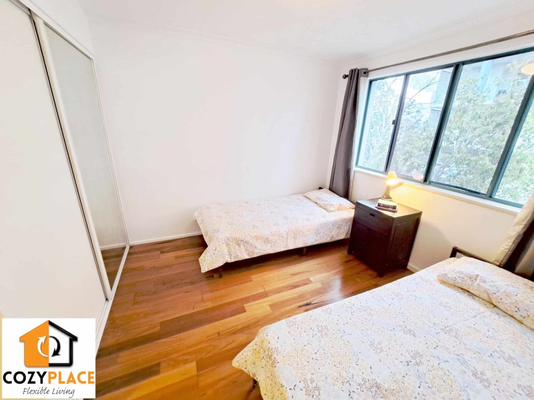 inner-city-single-room-close-to-the-river-room-with-two-beds-2