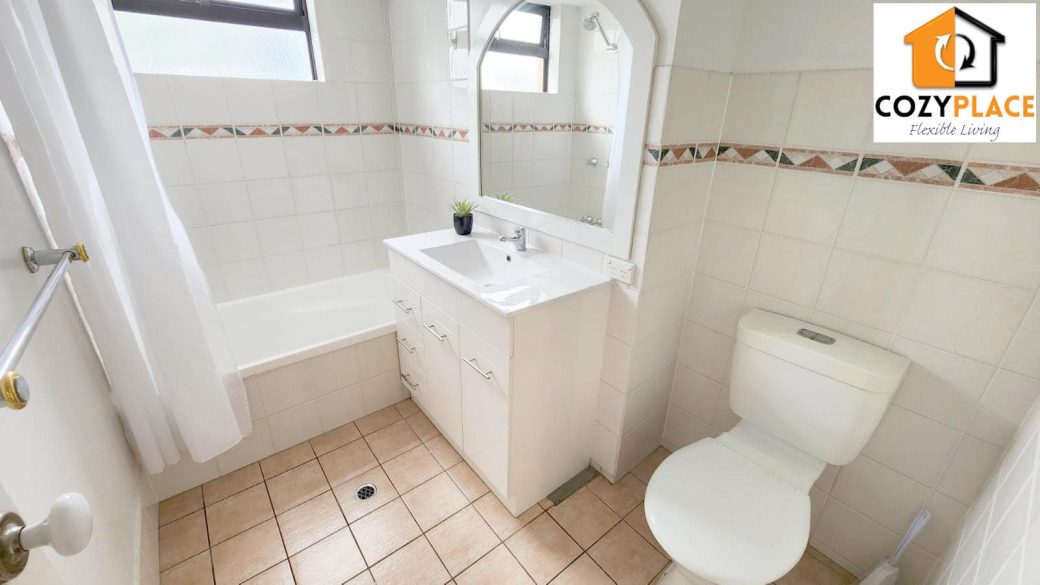 Room-for-2-people-with-own-bathroom-in-spring-hill-main-bathroom