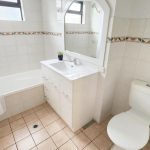 Room-for-2-people-with-own-bathroom-in-spring-hill-main-bathroom