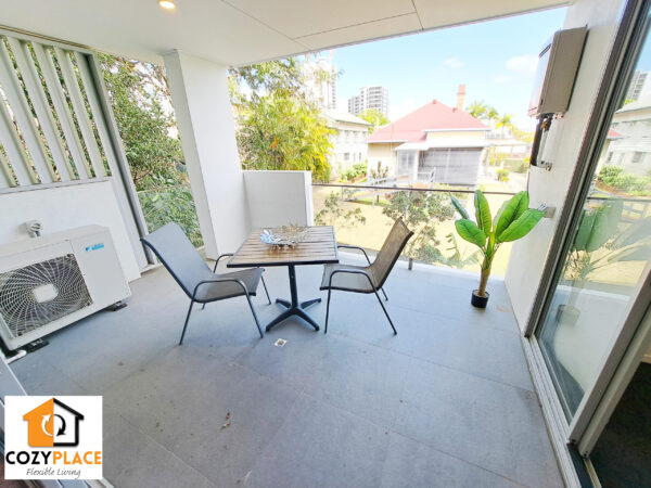 Master bedroom with ensuite in South Brisbane for 2 people - Image 7