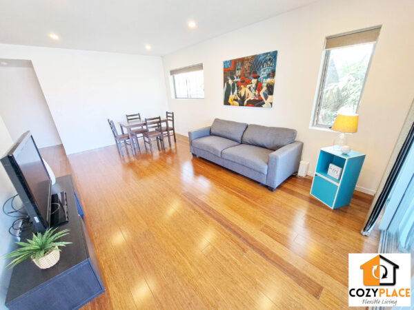 Master bedroom with ensuite in South Brisbane for 2 people - Image 6
