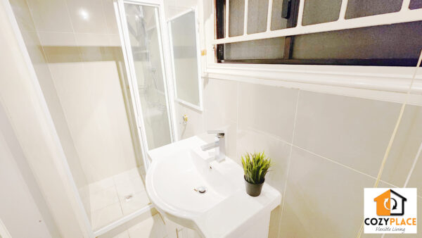Single Room with ensuite in Red Hill – Ground floor - Image 9