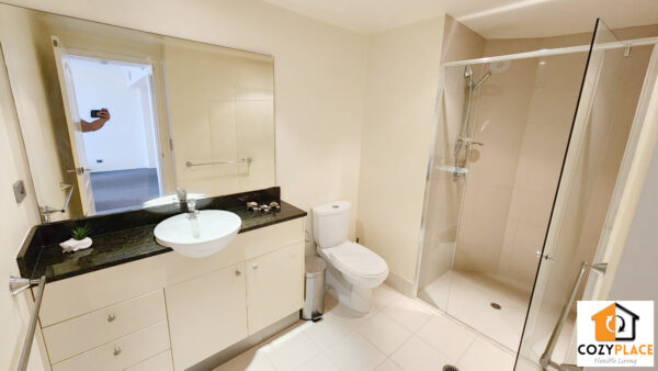 Sleek and Stylish room with own bathroom for 2 people- Brisbane City - Image 3