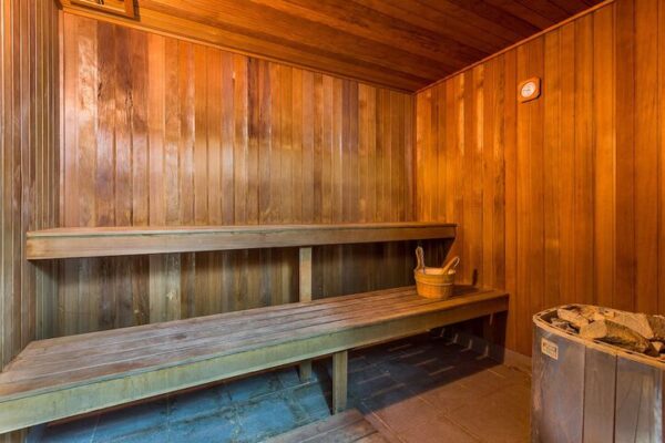 Gorgeous share room in Spring Hill. - Image 12