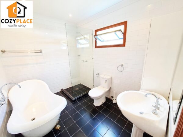 1 Single room for rent in Woollongabba - Image 3
