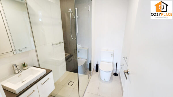 Room with own bathroom in Fortitude Valley - Image 3