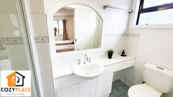 Master room with ensuite in Spring Hill - Image 5