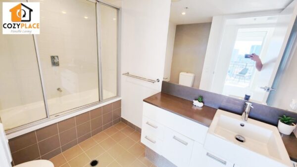 Room for 2 people in Southport - Image 4