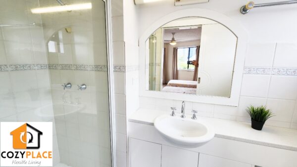 Master room with ensuite in Spring Hill - Image 3