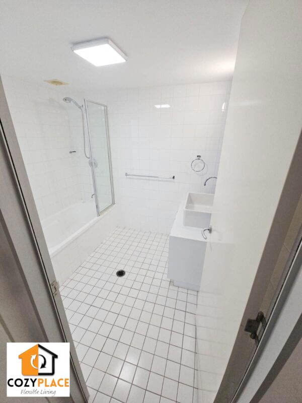 Master Room with ensuite in the best location of Fortitude Valley - Image 4