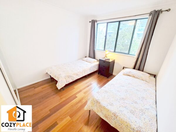 Inner-city double room close to the river - Image 5