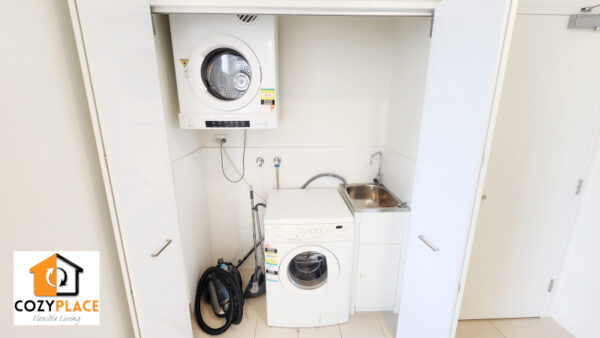 Private Modern Room with own bathroom in Fortitude Valley- for 2 people - Image 9