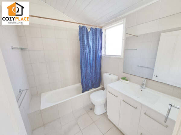 Spacious room in Kelvin Grove – Upper floor - Image 4