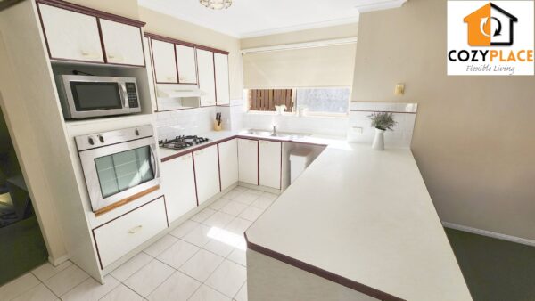 Big single room in South Brisbane - Image 11