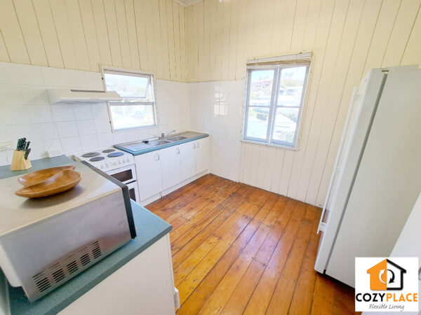 Spacious room in Kelvin Grove – Upper floor - Image 8