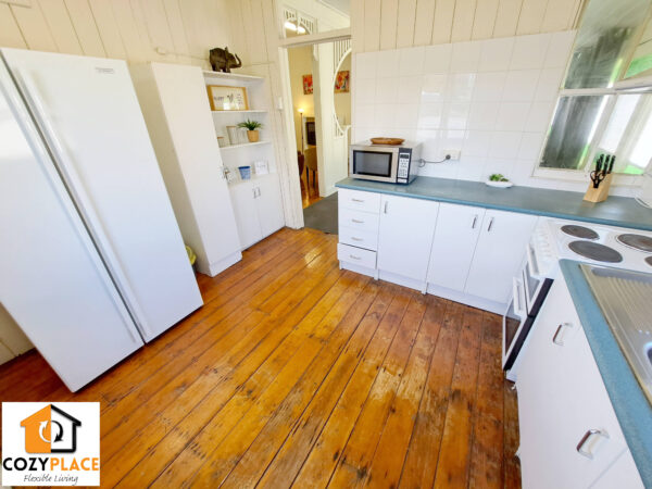 Spacious room in Kelvin Grove – Upper floor - Image 7