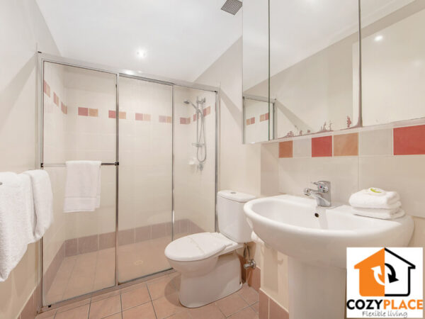 Master bedroom with ensuite - Image 4