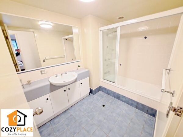 Inner-city double room close to the river - Image 3