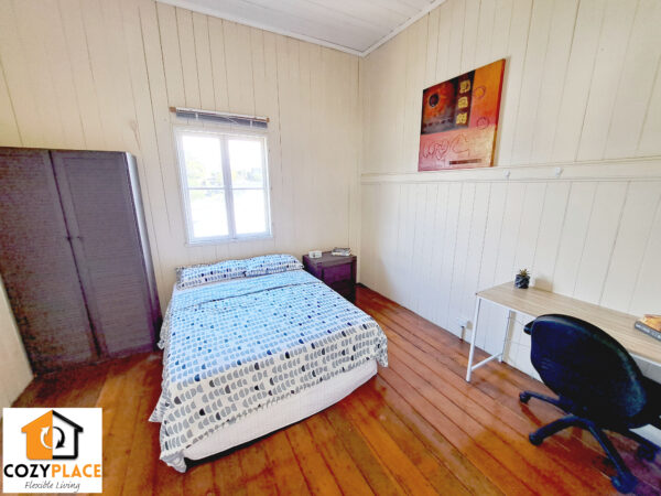 Spacious room in Kelvin Grove – Upper floor