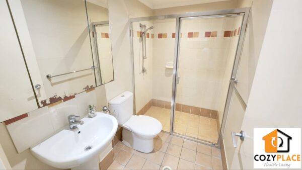 Massive Master bedroom with ensuite in Spring Hill - Image 9