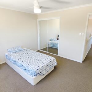 Big single room - Upper floor in South Brisbane