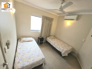 Airy private room with own bathroom for 2 people in Spring Hill